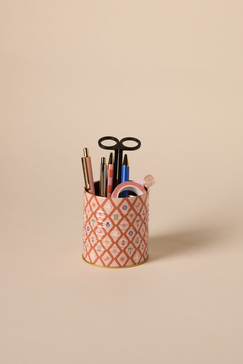 The A Dopo Icons Storage Tin, featuring a pink and white pattern, serves as a pen holder for pens, pencils, scissors, and tape, displayed on a beige background.
