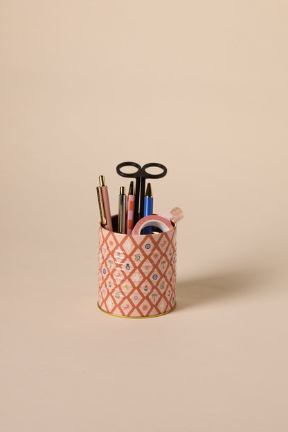 The A Dopo Icons Storage Tin, featuring a pink and white pattern, serves as a pen holder for pens, pencils, scissors, and tape, displayed on a beige background.
